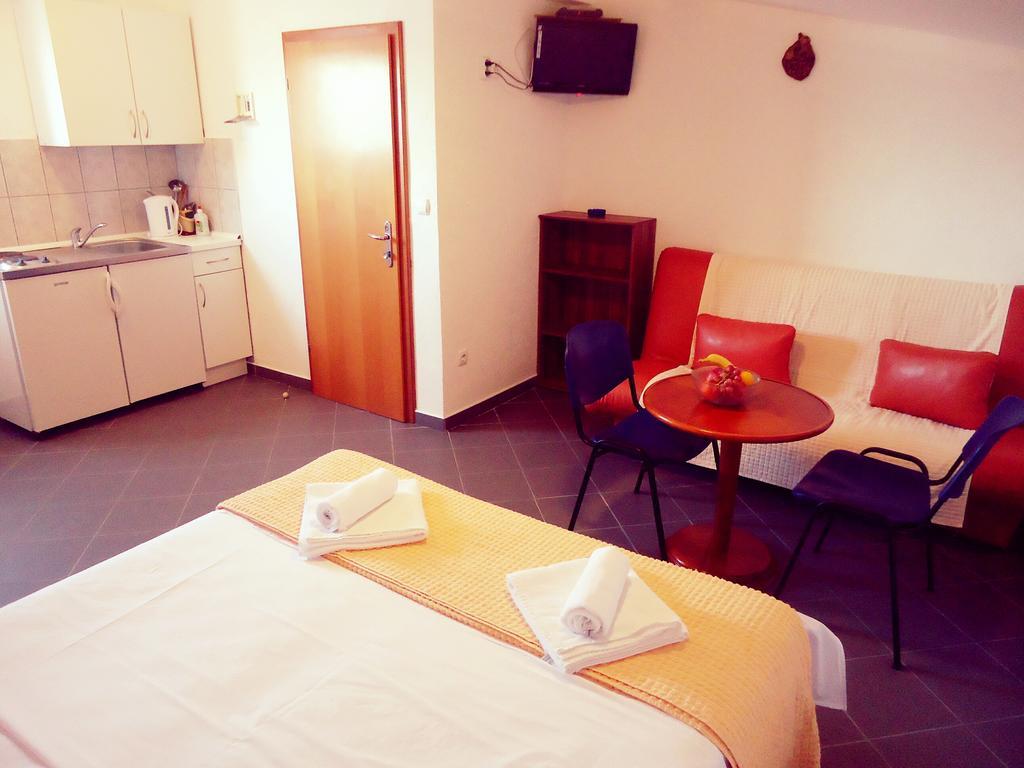 Apartments Loncar Veliki Drvenik Ruang foto